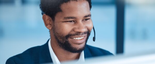 remote-it-support Wilmington outsourced IT agent providing virtual assistance to a customer on the phone.
