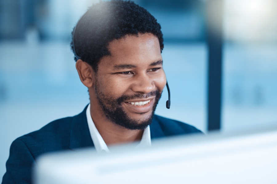 Wilmington outsourced IT agent providing virtual assistance to a customer on the phone.
