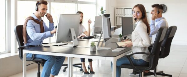 VoIP-Phone-Systems-vs-Traditional-Phone-Systems-How-to-Save-Money-and-Improve-Communication Warsaw VoIP service providers working in the office